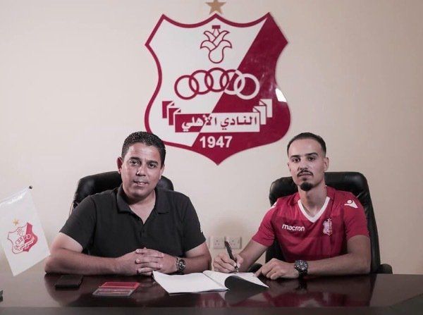 أثناء توقيع العقود