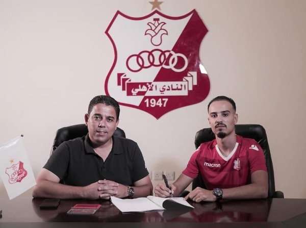 أثناء توقيع العقود