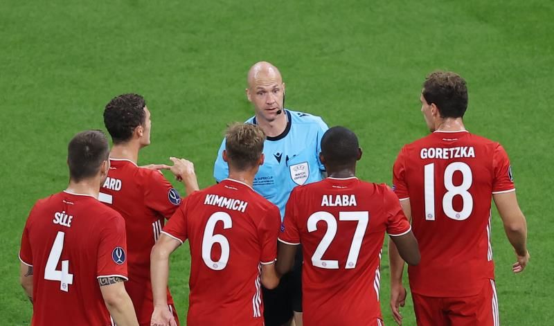 احتجاج لاعبي البايرن على قرار حكم اللقاء