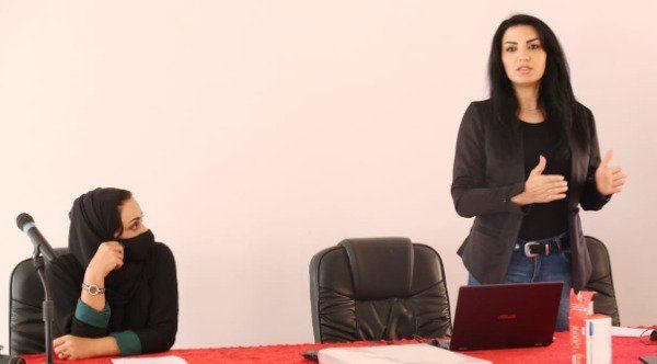 مها جنود خلال محاضرات الدورة