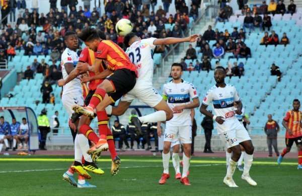من لقاء الدوري بين الفريقين