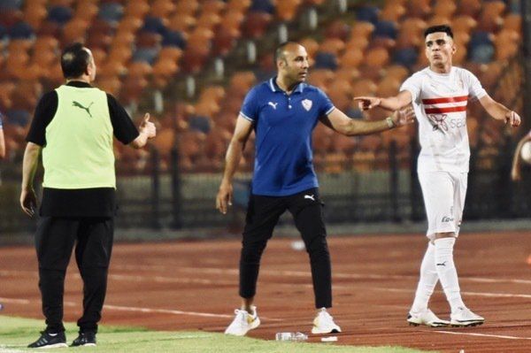 بن شرقي أثناء التوجه لغرفة الملابس