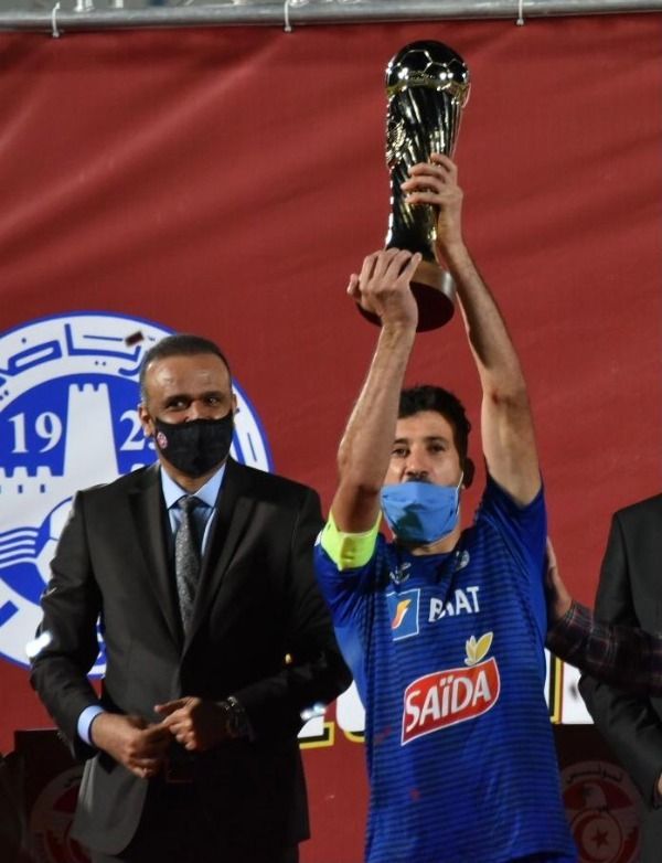 زياد مشموم يرفع كأس تونس 