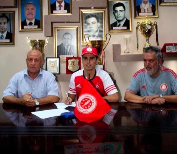 أثناء توقيع العقود