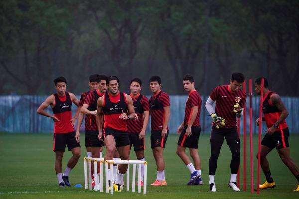 2020-07-14t135108z_1050883218_rc2zsh9i6j17_rtrmadp_3_soccer-china-sipg_reuters