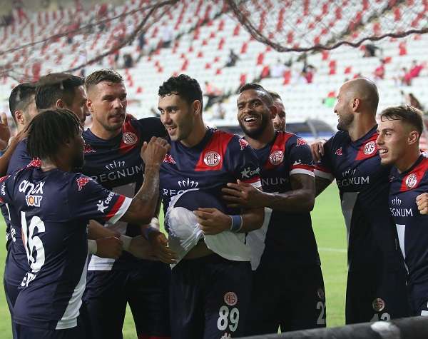 فرحة لاعبي انطاليا سبور