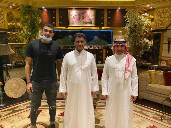 بعد توقيع العقود