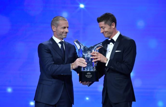 روبرت ليفاندوفسكي مع الجائزة