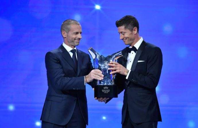 روبرت ليفاندوفسكي مع الجائزة