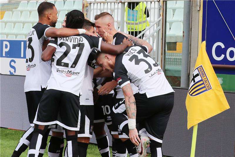 لاعبو بارما 