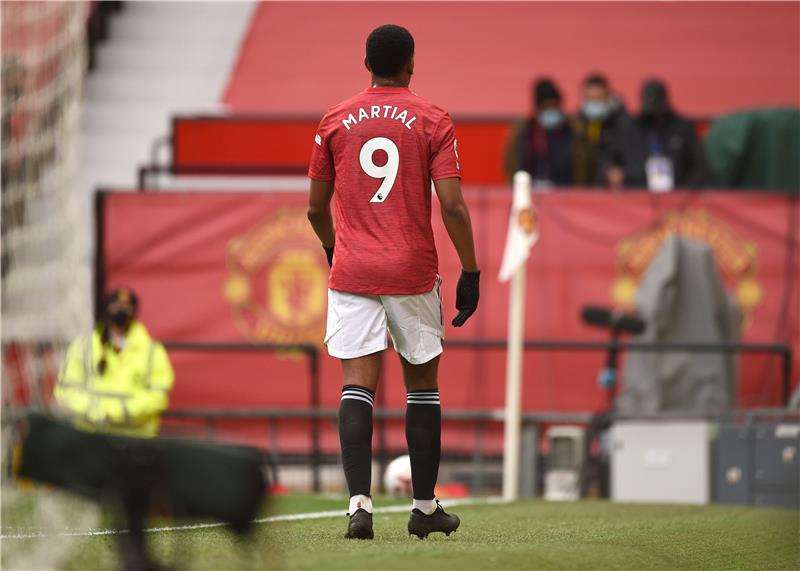 مارسيال خلال خروجه مطرودا