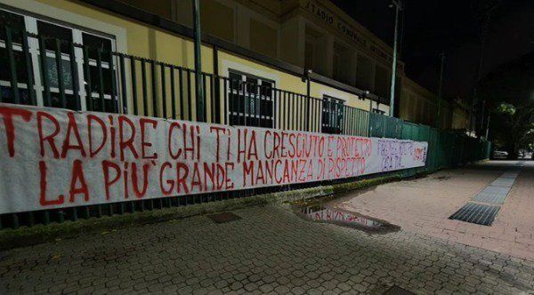 رسالة جمهور فيورنتينا على أسوار ملعب الفريق