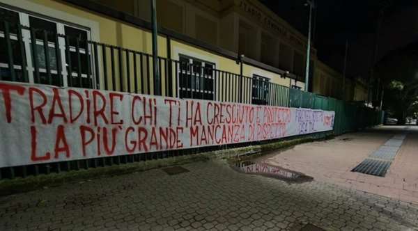 رسالة جمهور فيورنتينا على أسوار ملعب الفريق