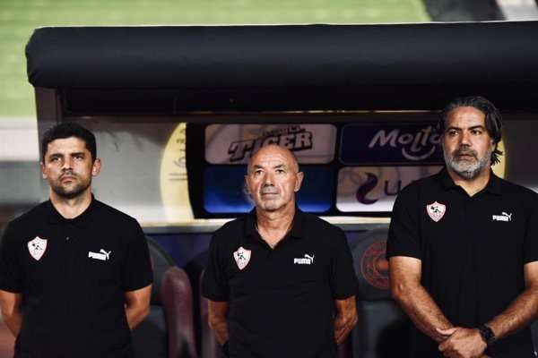 مدحت عبد الهادي (يمين)