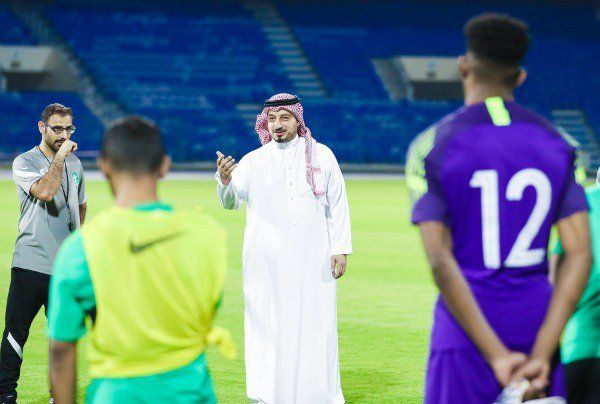 المسحل مع لاعبي المنتخب الأولمبي