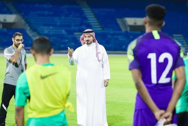 المسحل مع لاعبي المنتخب الأولمبي