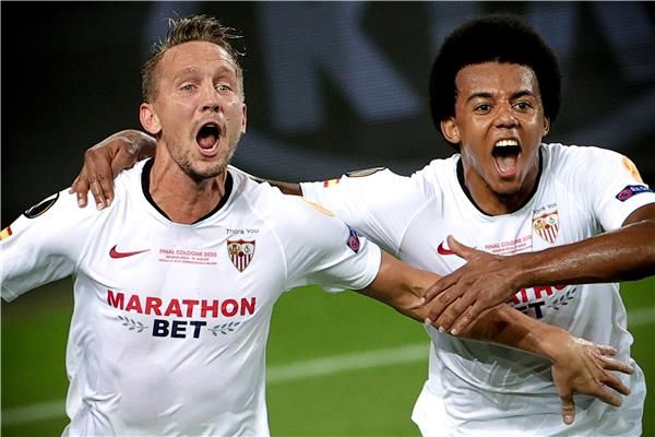 كوندي (يمين)