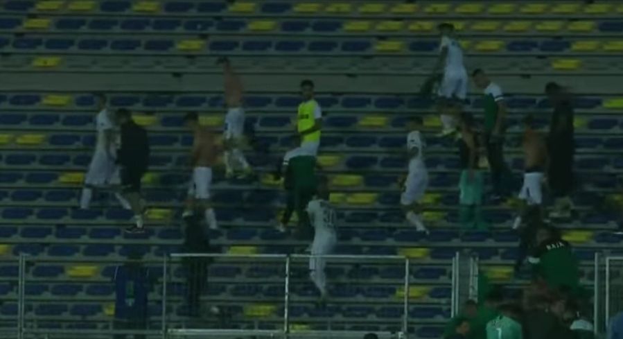 لاعبو الرجاء في مدرج الألتراس