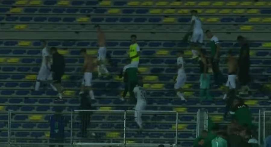 لاعبو الرجاء في مدرج الألتراس