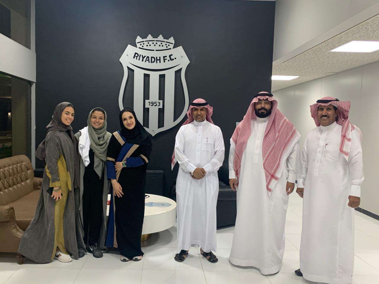 أعضاء الاتحاد السعودي للإسكواش في مقر نادي الرياض