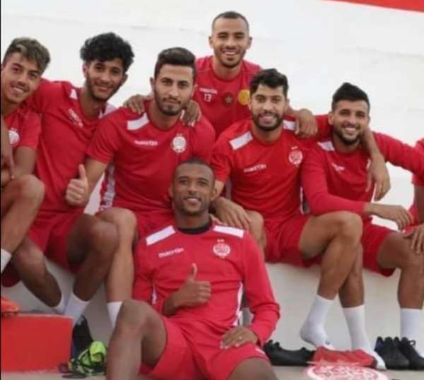 الكعبي مع لاعبي الوداد