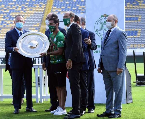 فوزي لقجع يسلم الدرع لقائد الرجاء