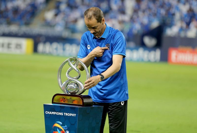أسطورة الهلال صالح النعيمة مع كأس دوري الأبطال