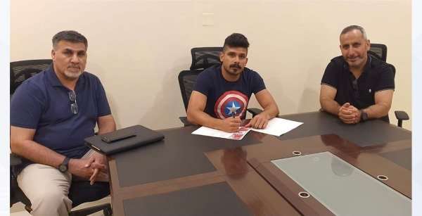 أثناء توقيع العقود