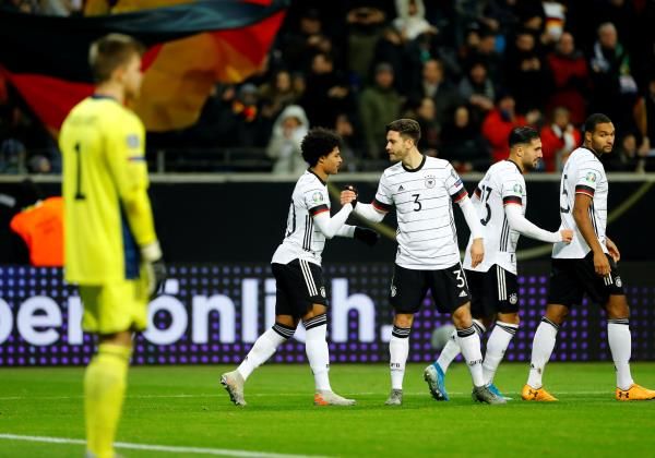  يوناس هيكتور مع لاعبي منتخب ألمانيا