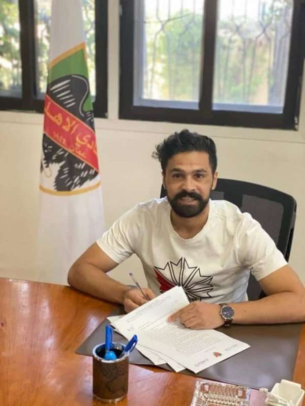 أبو رياش لحظة توقيع العقد