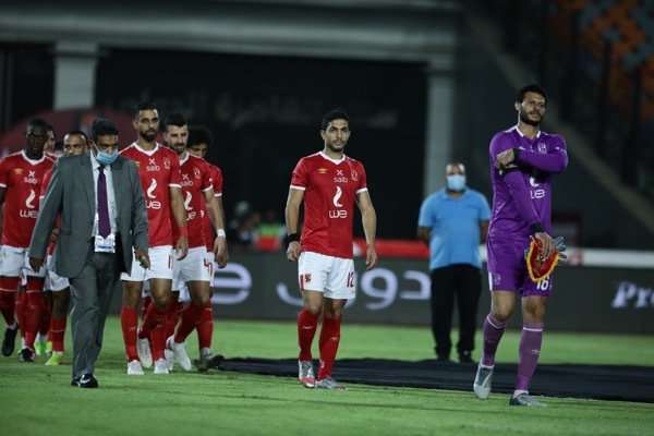 أيمن أشرف مع لاعبي الأهلي