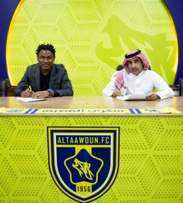 أثناء توقيع العقود