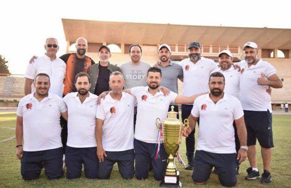 الجهاز الفني والإداري للوحدة مع رئيس النادي