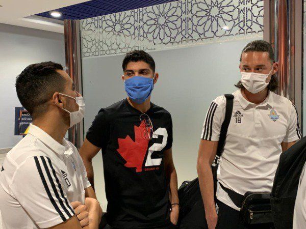 فرجاني ساسي مع ثنائي بيراميدز