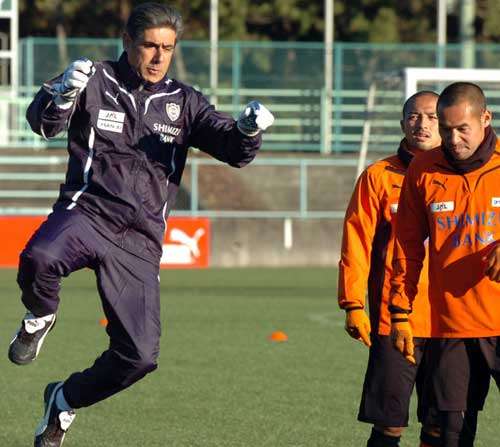 أفشين قطبي ( يسار ) يجري التدريبات مع اللاعبان المخضرمان تاكاهارا وأونو