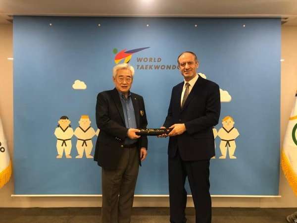 نويصر خلال تسلمه درجة الـ9 دان