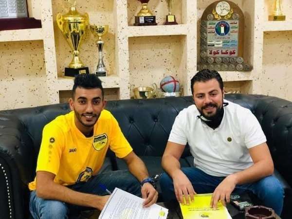 أبو عبيد وصدام الدومي خلال توقيع العقد