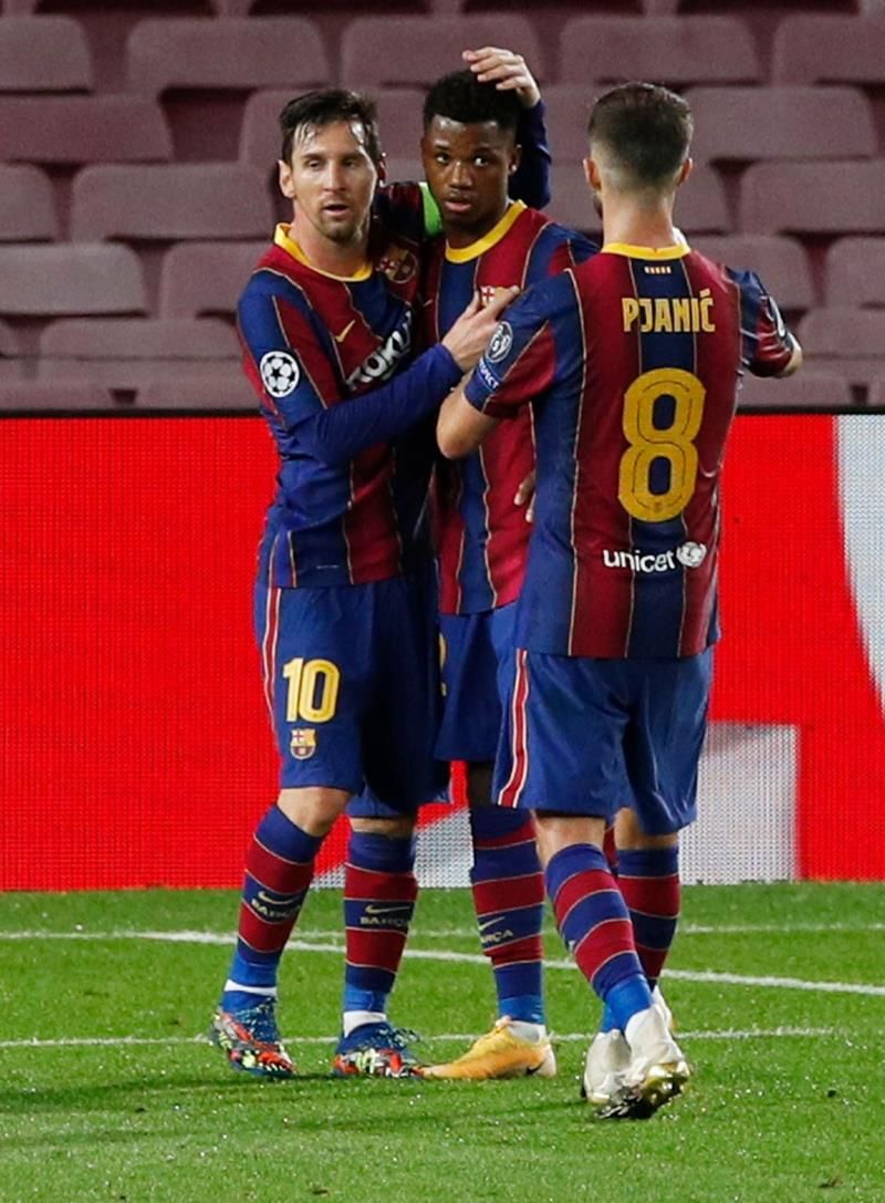  أنسو فاتي مع لاعبي برشلونة