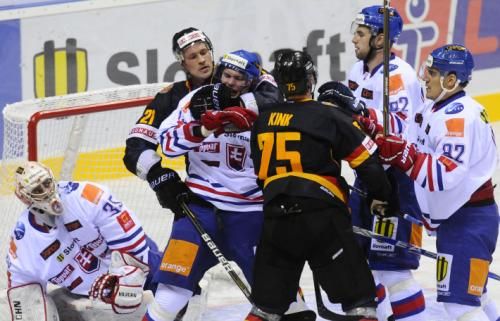 2011-02-112011-02-11t185831z_01_sto14_rtridsp_3_icehockey_reuters