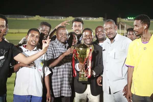 آدم سوداكال يحمل كأس الدوري وسط بعض جماهير المريخ