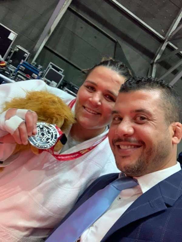 نهال شيخ روحه  مع مدربها أنيس الونيفي بعد التتويج في المجر