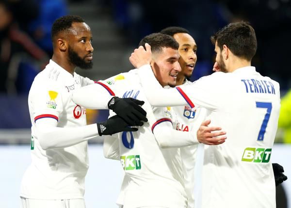 عوار مع لاعبي ليون