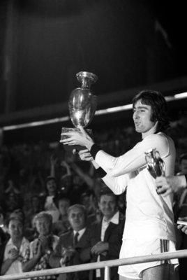كابتن التشيك أنتون أوندروس يرفع كأس الأمم الأوروبية عام 1976