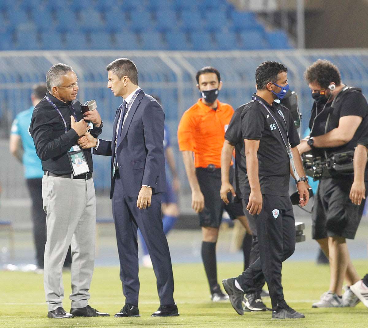  من النقاش الذي دار بين مدربي أبها والهلال بين الشوطين