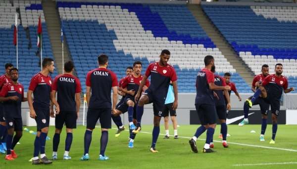 لاعبو منتخب عمان