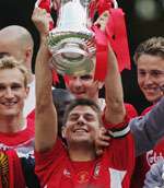 جيرارد يرفع كاس انجلترا 