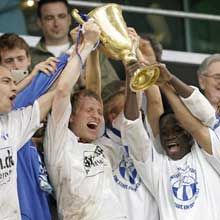 لاعبي زوريخ يرفعون درع الدوري السويسري 