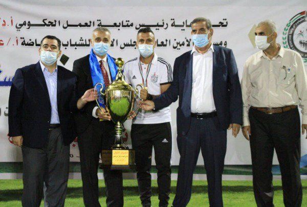 الريخاوي يرفع الكأس  