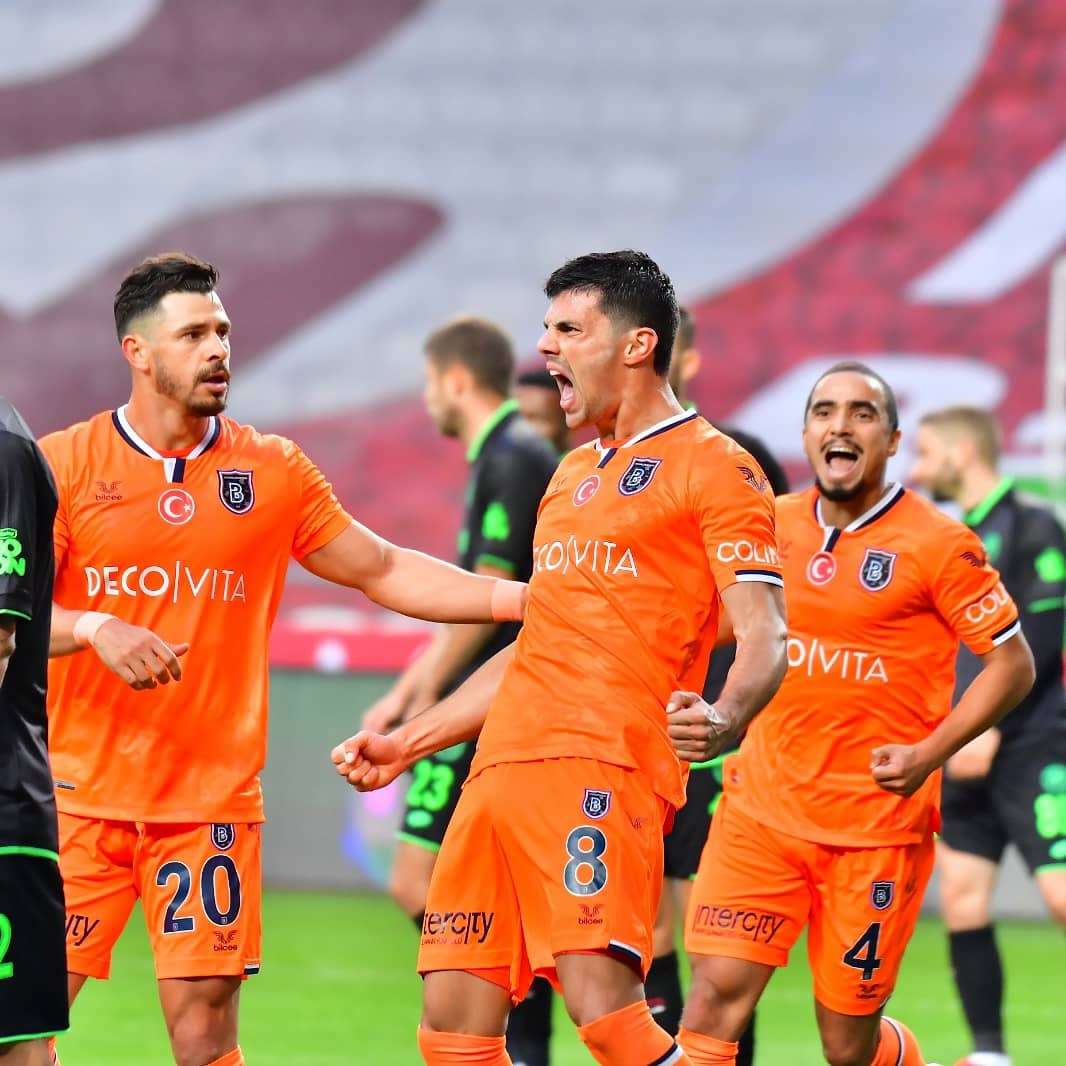 لاعبو باشاك شهير