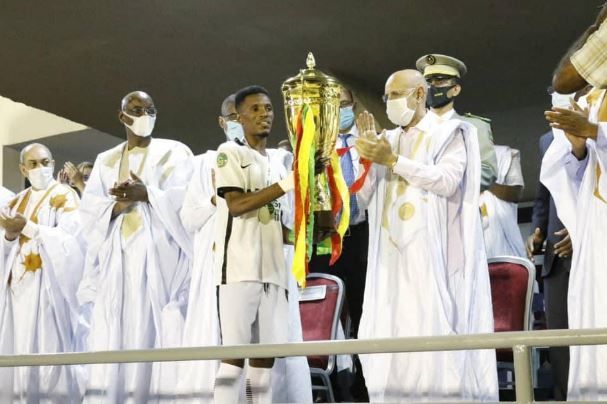 رئيس الجمهورية يسلم كأس موريتانيا لقائد تفرغ زينة